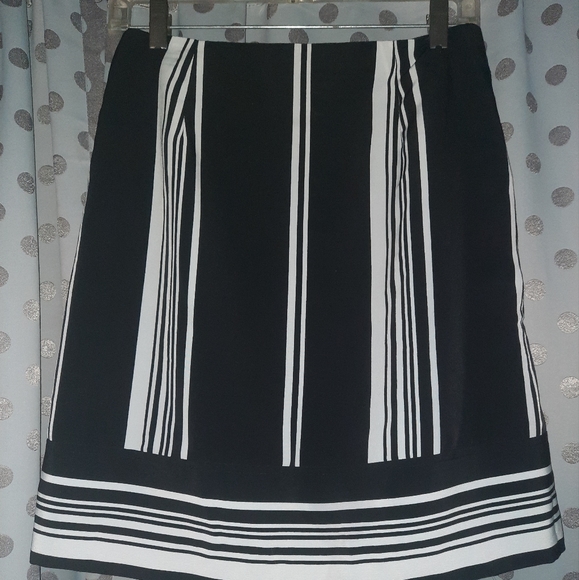 The Limited Skirt XS - Picture 2 of 7